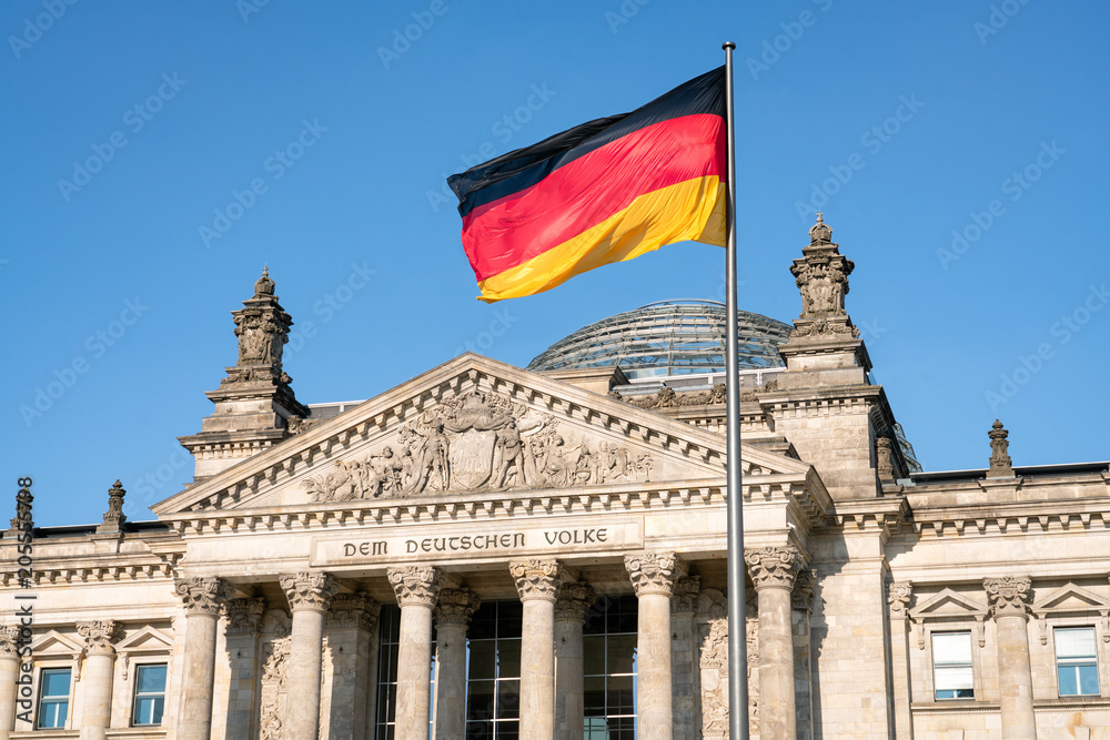 Obraz premium Niemiecki Bundestag w budynku Reichstagu w Berlinie, Niemcy