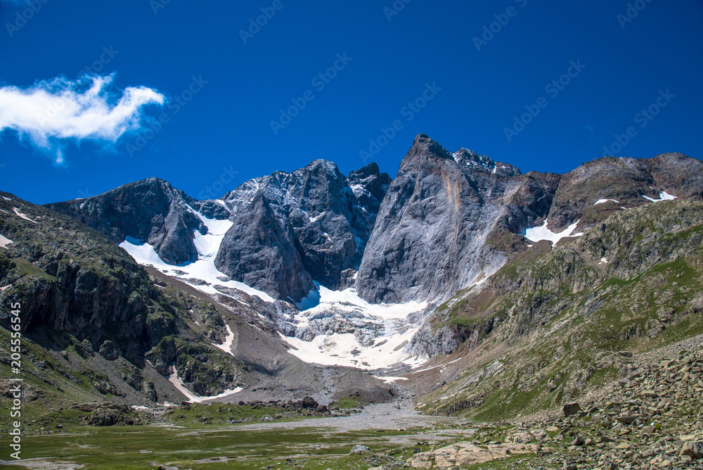 Le Vignemale et les Oulettes de Gaube dans le Parc National des Pyrénées Le Vignemale et les Oulettes de Gaube dans le Parc National des Pyrénées