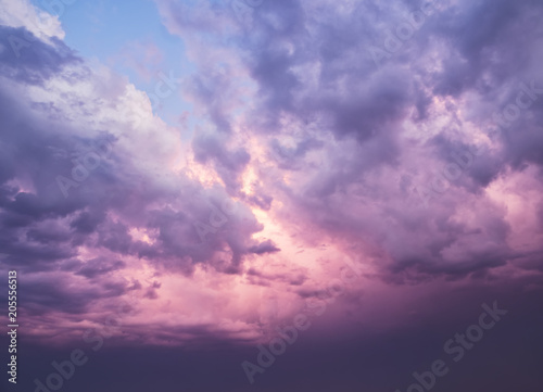 fondo natural, con cielo y nubes dramaticas en colores rosas y morados, al atardecer