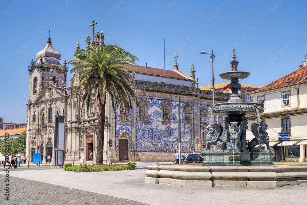 Fototapeta premium Carmelites church with Our Lady of Mount Carmel in the center of Porto