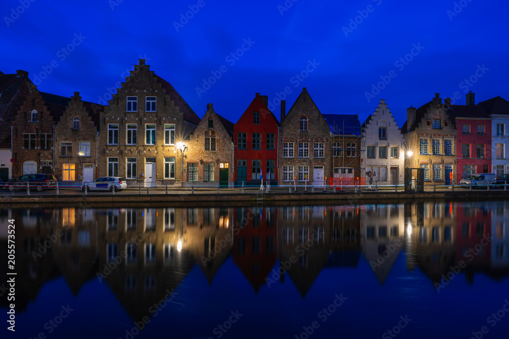 Obraz premium View of a canal and old historical buildings in Bruges, Belgium at dusk