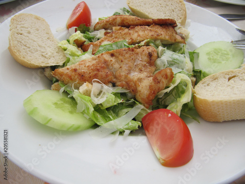 Salat mit Brot und Fleischbeilage