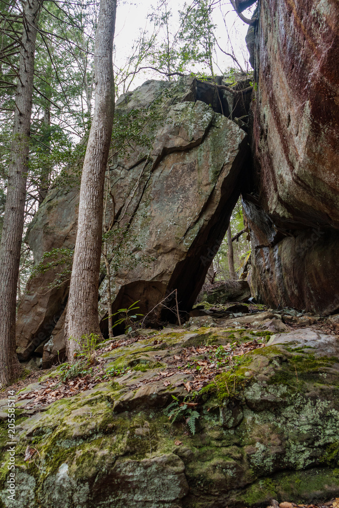 Obraz premium Bolders forming a natural cave