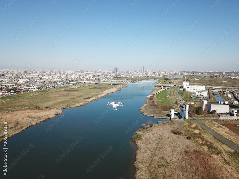 Fototapeta premium 江戸川上空のドローン 