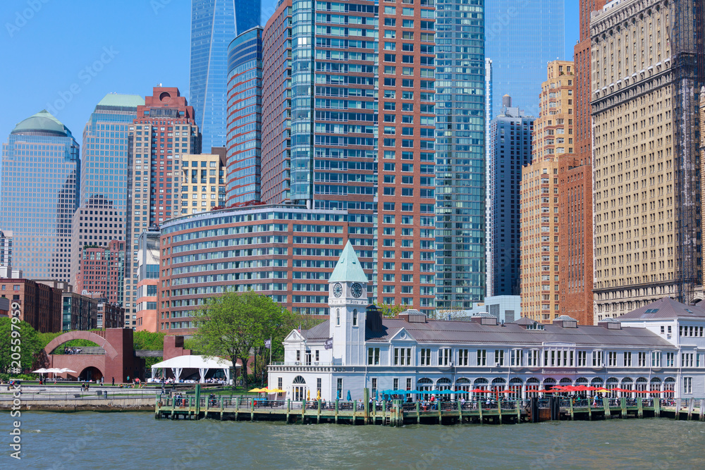 Obraz premium Pier A Harbor House. Located where Battery Park meets the Hudson River.