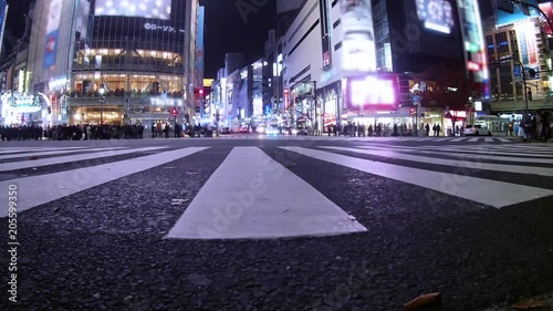 渋谷スクランブル交差点を行きかう車と人々。モーションブラー、タイムラプス