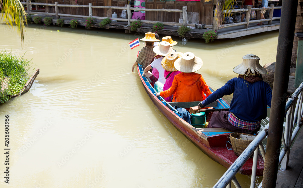 Naklejka premium Thai women and man are traveling