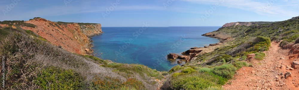 Panorama über Küstenlandschaft auf spanischer Insel Menorca