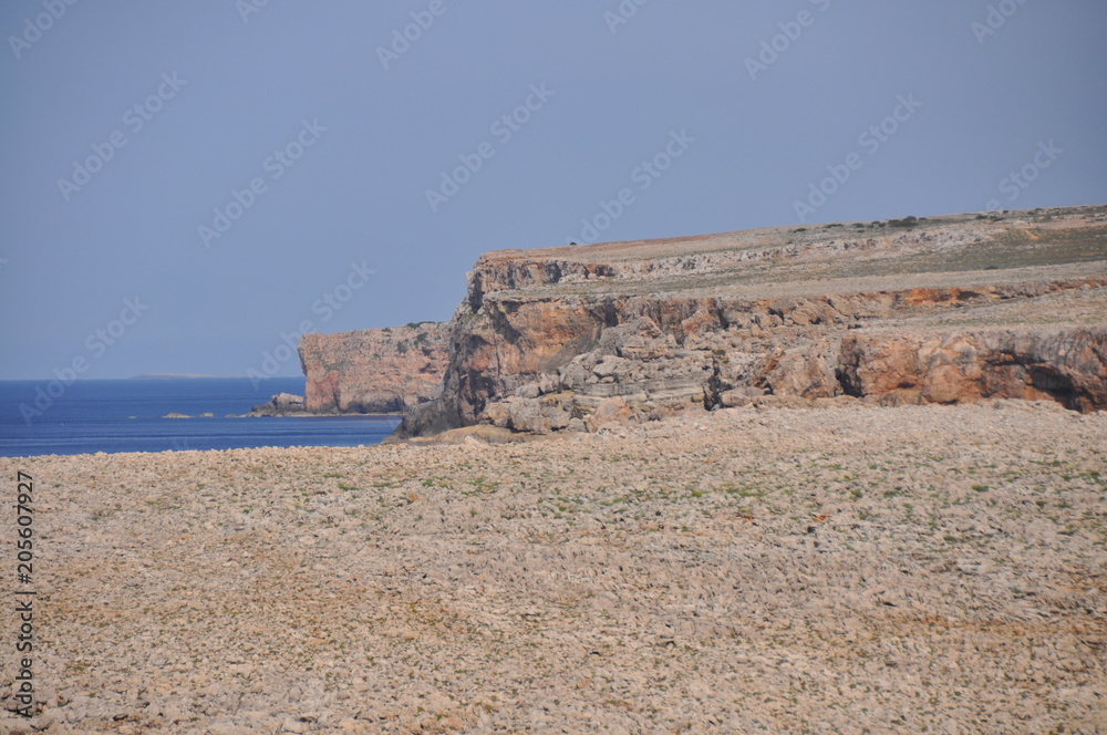 Rauhe Küstenlandschaft auf spanischer Insel Menorca