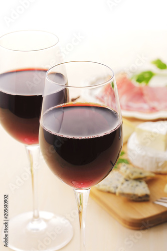 赤ワインとオードブル Red wine and cheese platter
