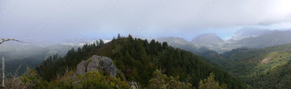 Photo panoramique du Pico do tanoeiro à Madère. Portugal