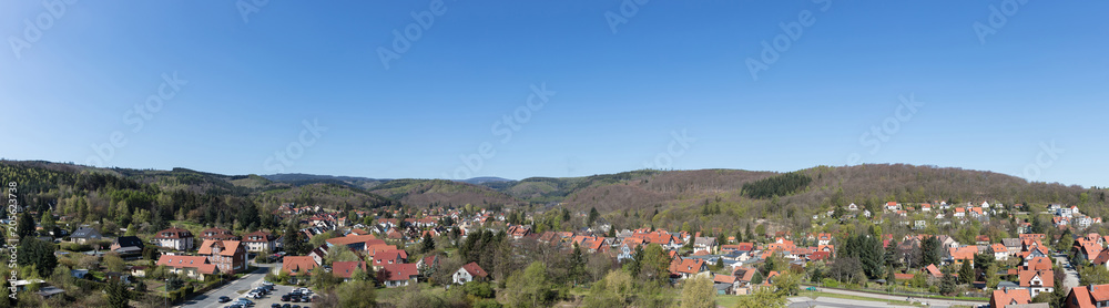 Panorama der Stadt Wernigerode mit blauem Himmel