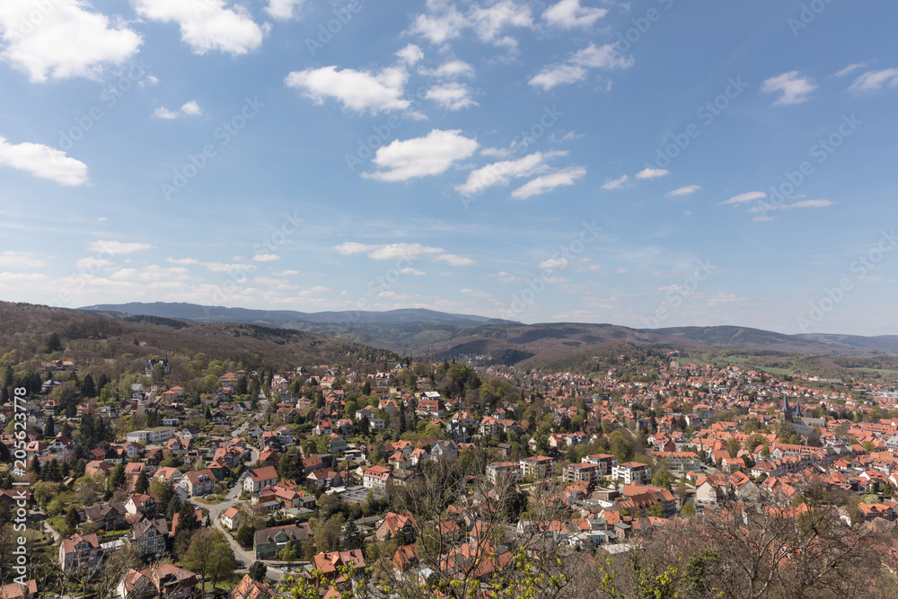 Stadt Wernigerode mit Harz Gebirge und Berg Brocken