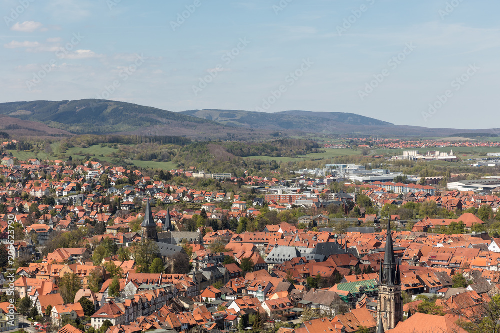 Stadt Wernigerode mit Kirche und Häusern