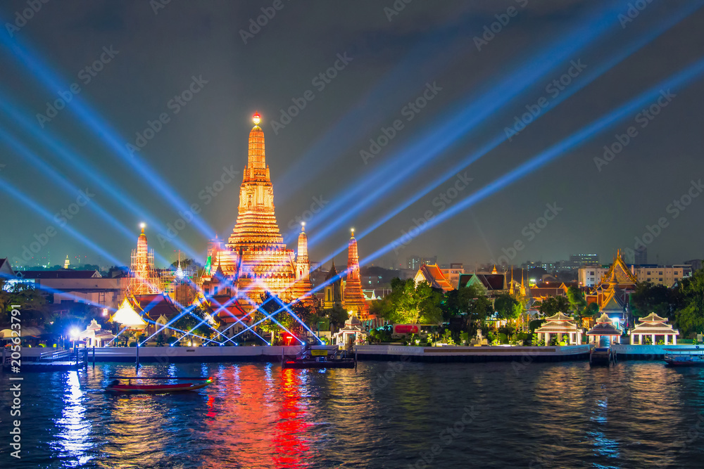 Naklejka premium Laser show in yee peng festival under loy krathong day at Wat Arun, Bangkok, Thailand