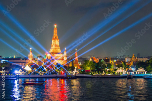 Foto Laser show in yee peng festival under loy krathong day at Wat Arun, Bangkok, Tha