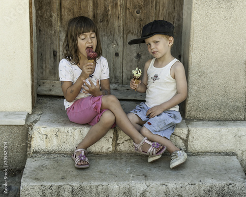 Billede på lærred Portrait of two untidy scruffy dirty young caucasian french children blissfully