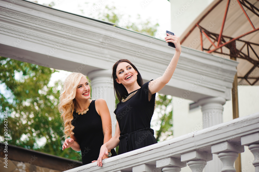 Obraz premium two girls doing selfie
