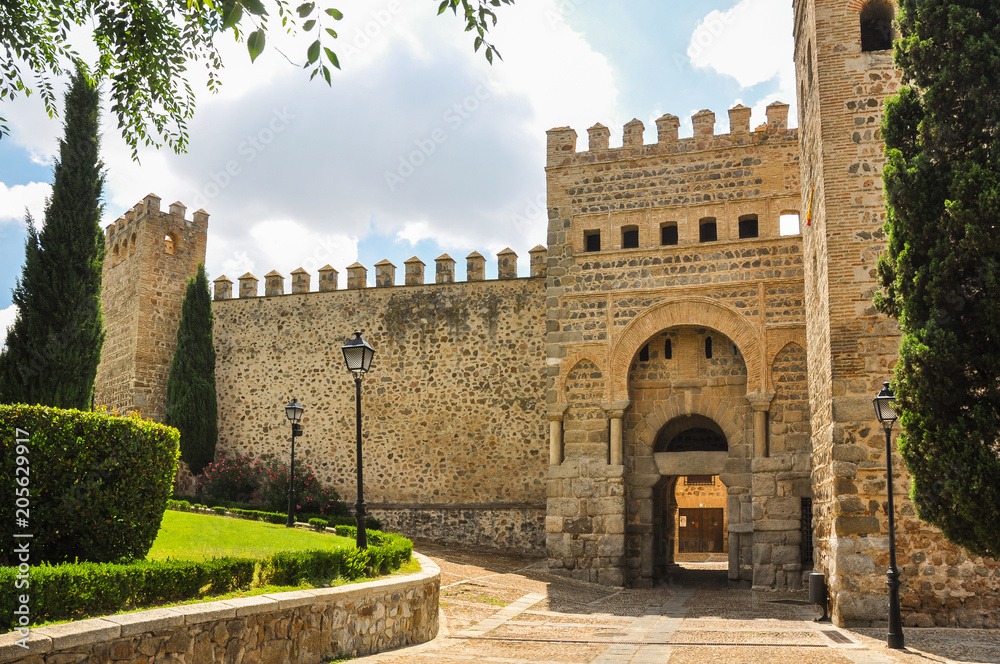 Obraz premium Toledo, Puerta de Alfonso VI o antigua Puerta de Bisagra, España