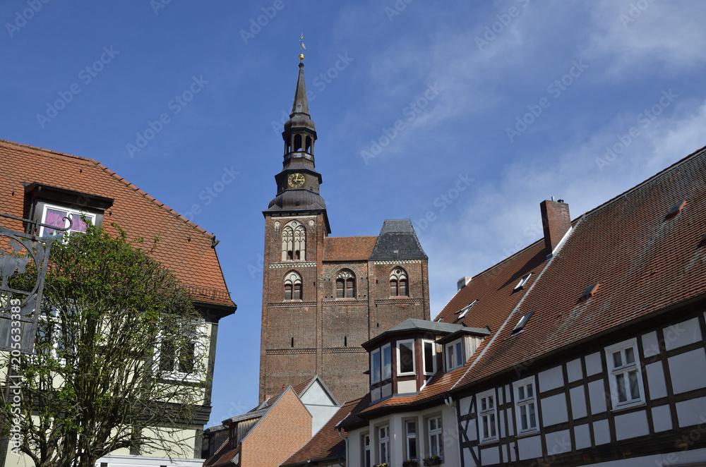 Fototapeta premium Stephanskirche über den Dächern der Altstadt, Tangermünde