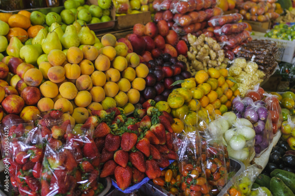 Market stall with fruits and vegetables / Market stall at a farmers market with fresh fruits and vegetables.