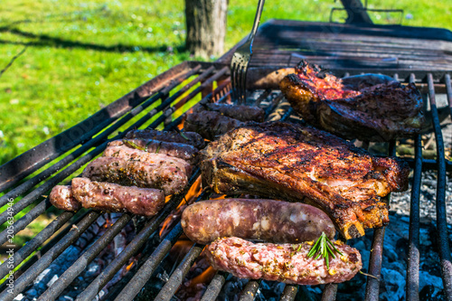 Barbeque su carboni ardenti in giardino photo