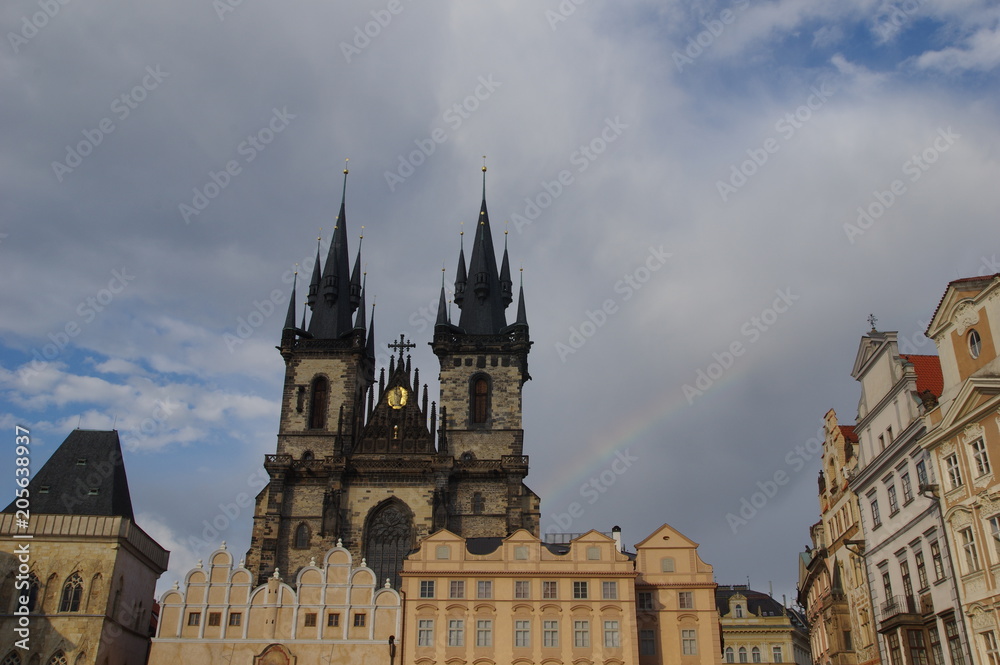 Kirche in Prag mit Regenbogen