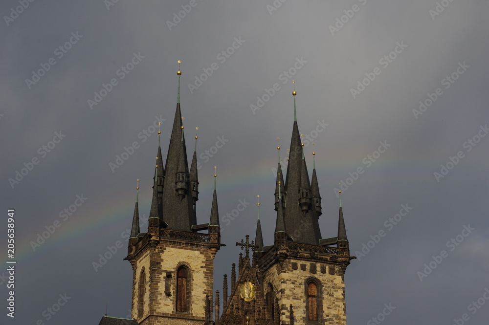 Kirchtürme in Prag mit Regenbogen