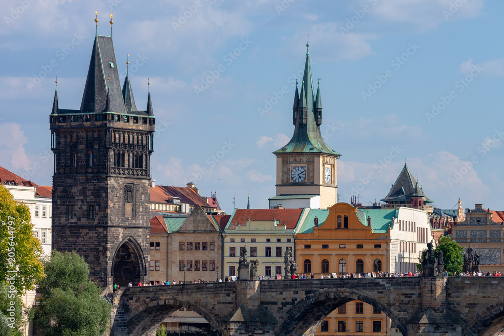 Fototapeta premium Karlsbrücke bei Sonnenschein in Prag