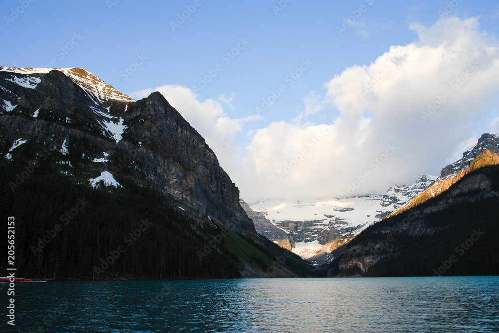 Obraz premium 春のカナディアン・ロッキー バンフ国立公園 夜明けのレイク・ルイーズ（カナダ）