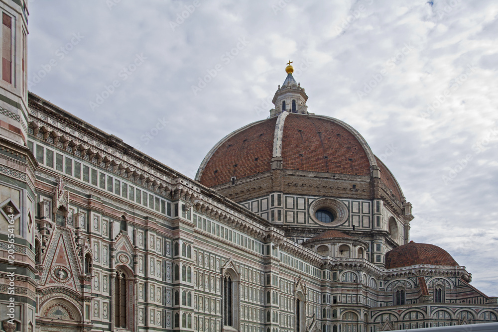 Horizontal view of Il Duomo