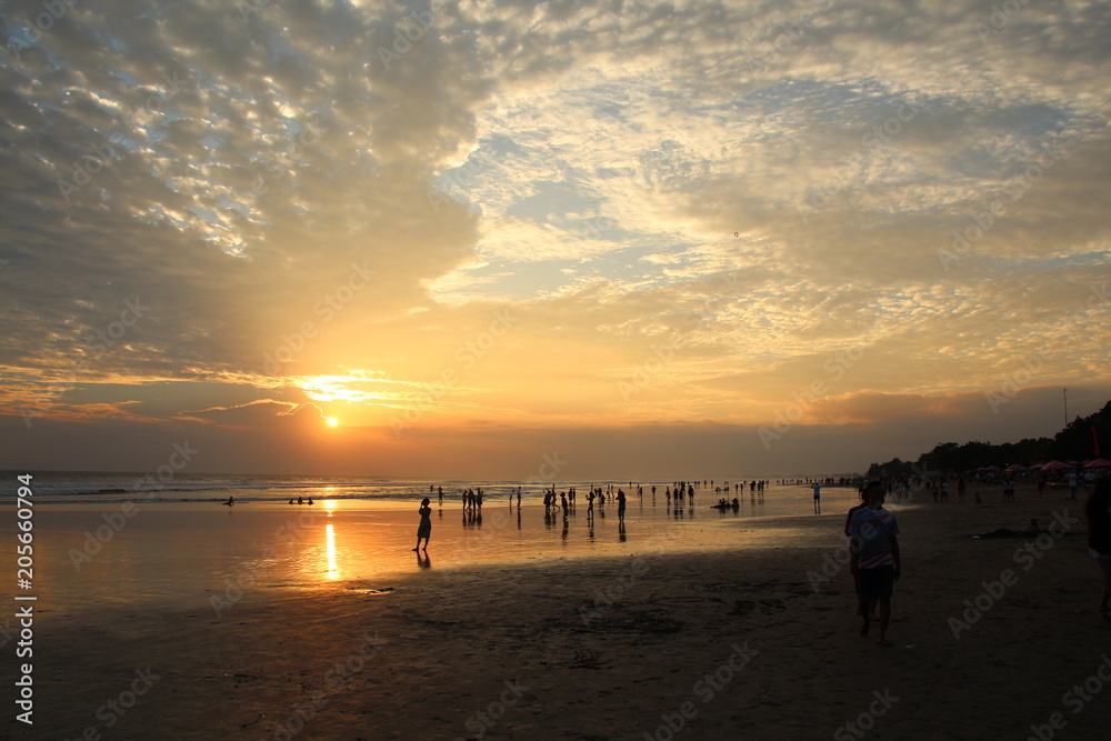 Sonnenuntergang an einem Strand von Bali, Indonesien Sonnenuntergang an einem Strand von Bali, Indonesien