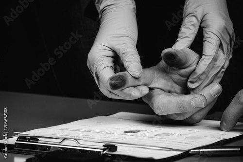 Fotografia, Obraz police takes fingerprints of a criminal