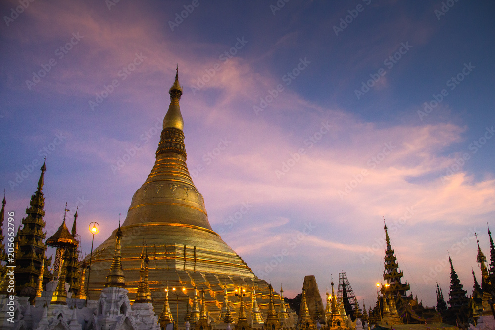 Naklejka premium Shwedagon Temple