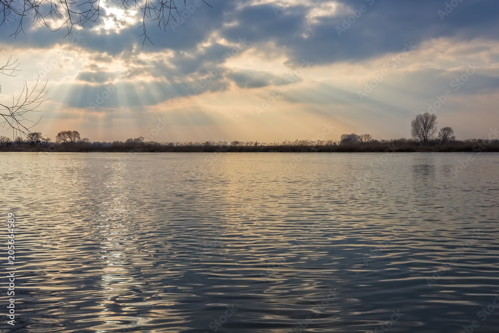 Abendstimmung an der Weser mit untergehender Sonne