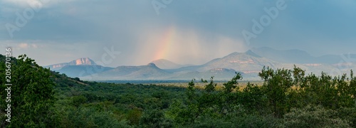 Regenbogen über dem Waterberg Gebirge in Südafrika photo