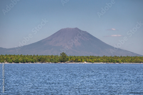 monta  a volcan cerca del mar lago paisaje azul