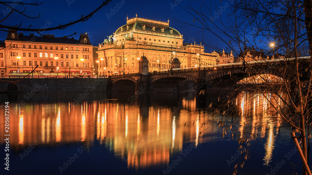 Prag an der Moldau mit Karlsbrücke und Dom in Tschechin zur Blauen Stunde