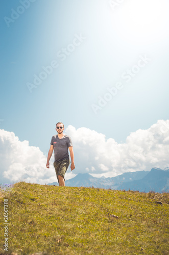 Junger Mann wandert in Berglandschaft