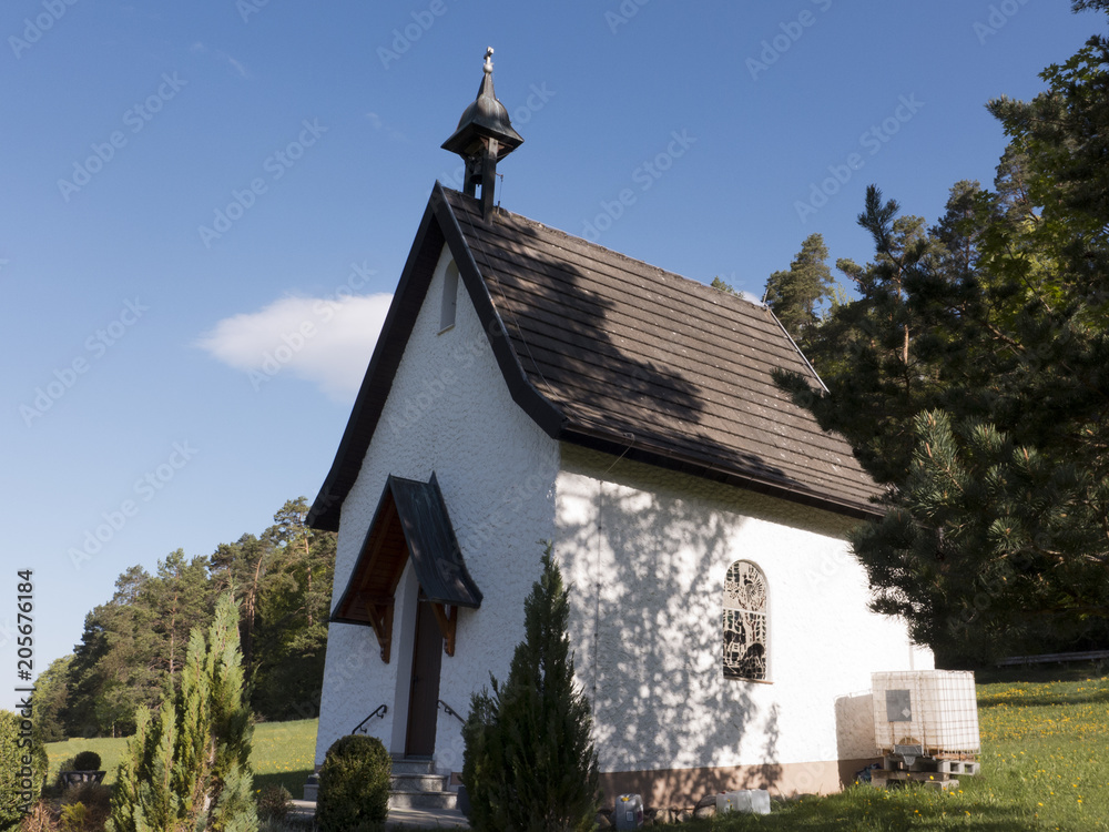 An dieser Kapelle in Risiberg, Dürbheim kommt man auf dem schönen Wanderweg Albsteig auf der Schwäbischen Alb vorbei. An dieser Kapelle in Risiberg, Dürbheim kommt man auf dem schönen Wanderweg Albsteig auf der Schwäbischen Alb vorbei.