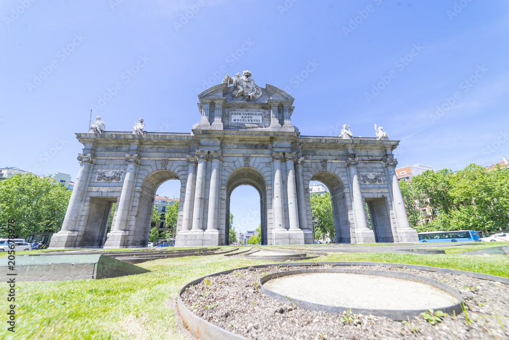 Obraz premium Famous monument known as Alcala gate located in Madrid, Spain