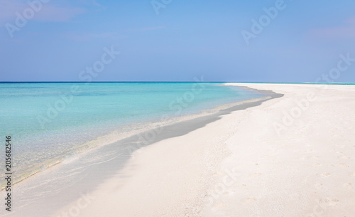 Sand dune and turquoise ocean in Maldives