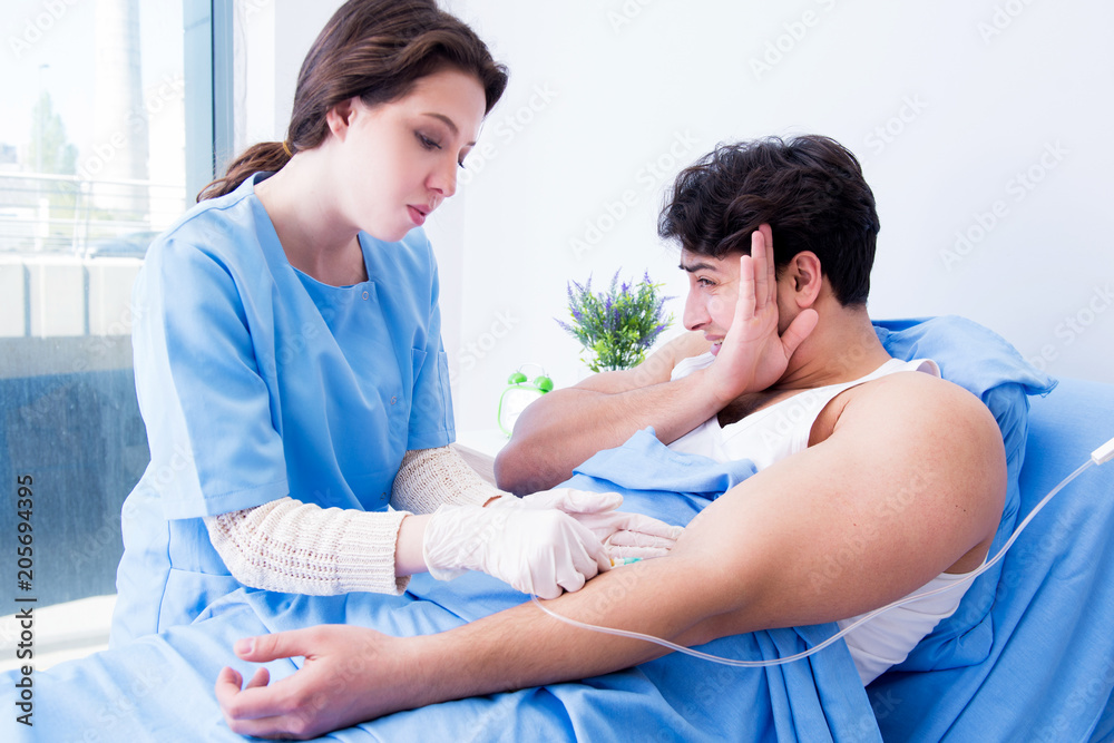 Obraz premium Doctor doing medical injection in hospital room