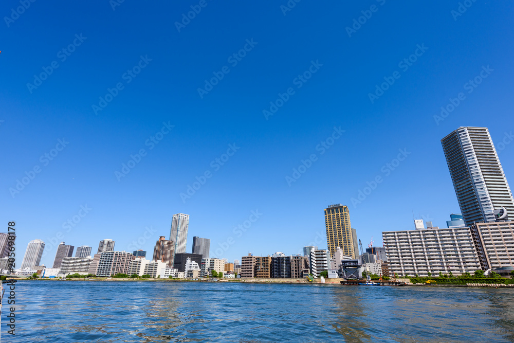 Fototapeta premium 隅田川沿いの高層マンション High-rise condominium in Tokyo