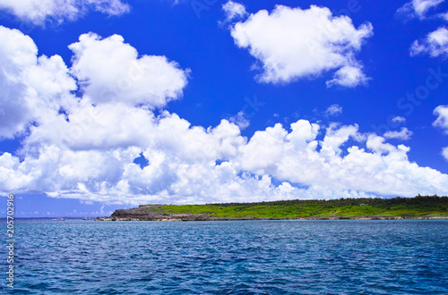 真夏の宮古島。海から見た伊良部島の白鳥岬 