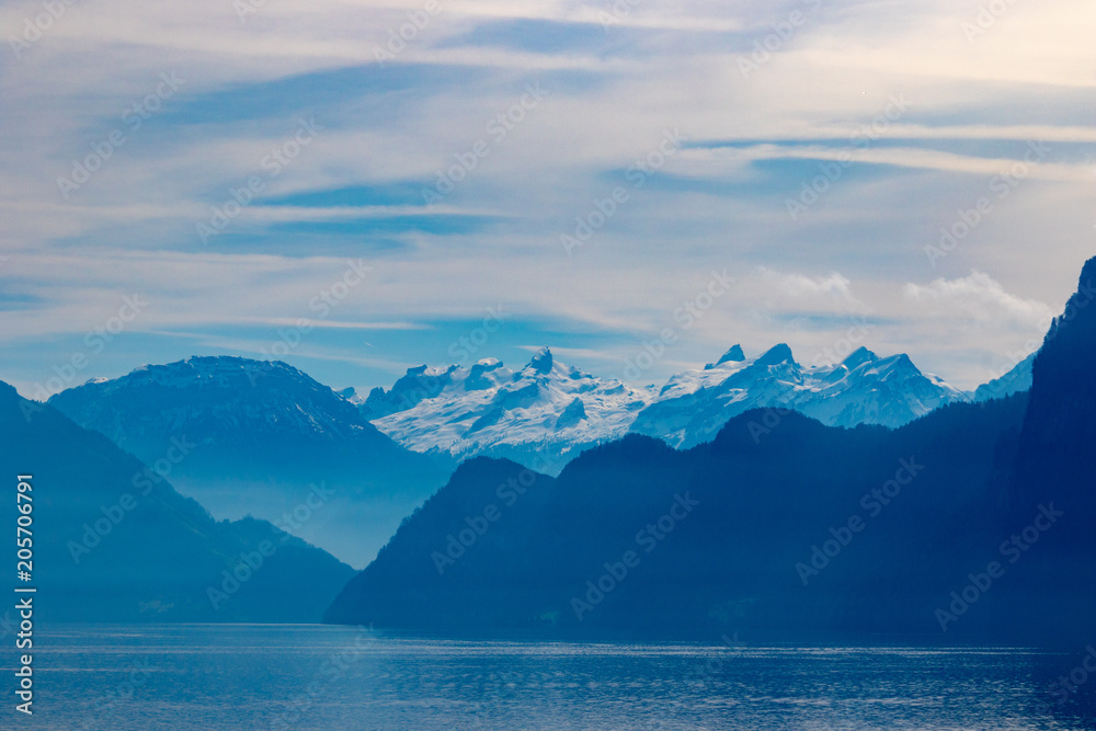 スイスアルプスと湖　曇りの景色