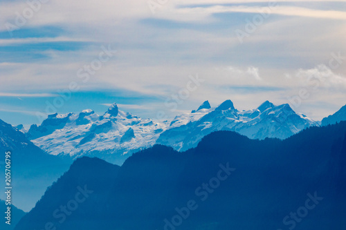 スイスアルプスと湖 曇りの景色