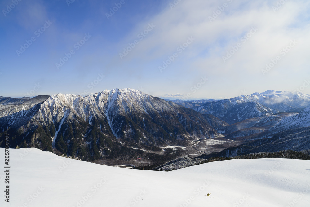 Fototapeta premium 霞沢岳と乗鞍岳、眼下に上高地大正池