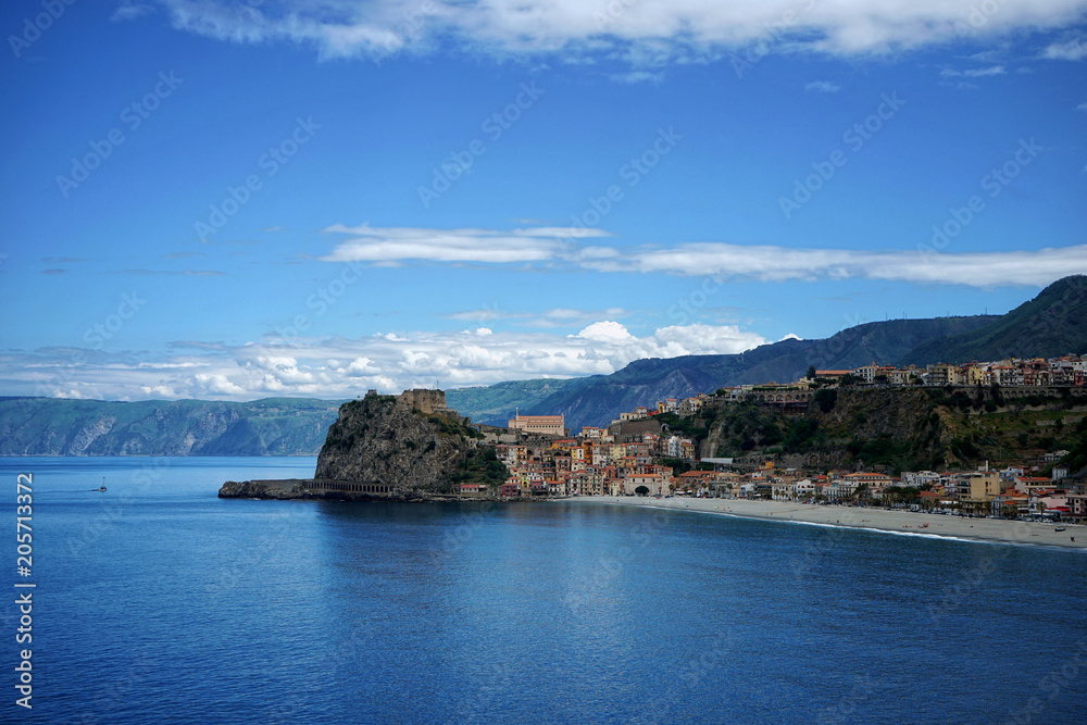 Festung und Strand von Scilla in Kalabrien