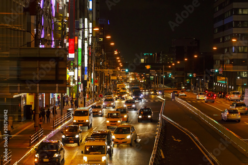 渋滞している都会の夜の車道